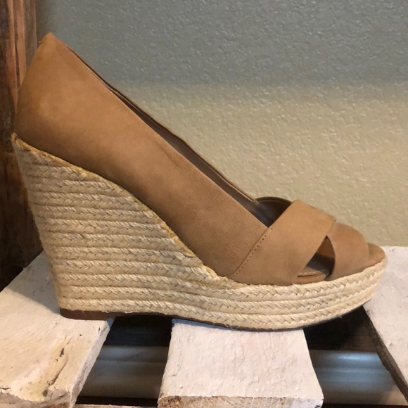 Vince Camuto Natural Wedges - Picture 4 of 8